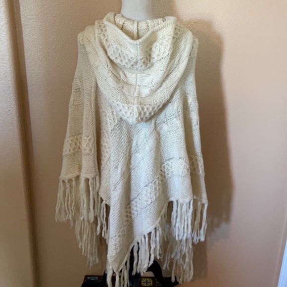 NWT knitted poncho - Picture 3 of 7